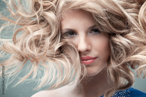 Photo : fashion portrait curly blonde fashion portrait curly blonde