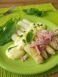 Spargel mit Sauerampfer-Butter-Sauce und Schinken