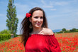 belle jeune femme dans un champs de coquelicots belle jeune femme dans un champs de coquelicots