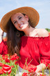 jolie jeune femme au chapeau jolie jeune femme au chapeau