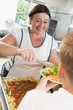 Photographie : Lunchlady serving plate of lunch in school cafeteria