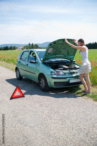 Photo: femme en panne de voiture femme en panne de voiture