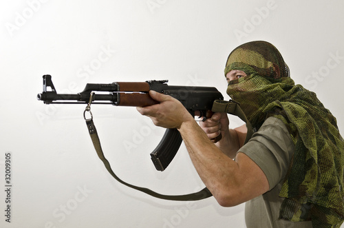Foto: Soldat mit AK-47 Soldat mit AK-47