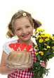 Foto: Mädchen hält einen Kuchen und Blumen Mädchen hält einen Kuchen und Blumen