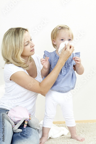 Photo: mutter mit schnupfender tochter mutter mit schnupfender tochter