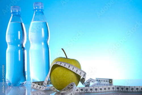 Foto: bottles of water and green apple bottles of water and green apple