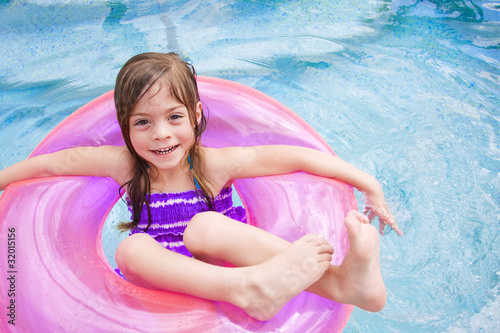 Foto: Cute little girl Happily playing in the swimming pool Cute little girl Happily playing in the swimming pool