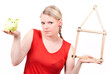 junge Frau mit Haussymbol und Sparschwein