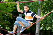 Jugendlicher im Hochseilgarten