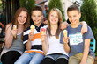 Jugendliche mit Waffeleis