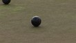 Bowling Kugel rollt auf englischem Rasen