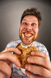 Foto: Man chewing hamburger Man chewing hamburger