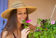 jolie femme souriante qui jardine