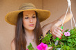 femme au chapeau de paille qui jardine