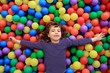 Photo en ligne au meilleur prix colorful balls funny park little girl lying gesturing