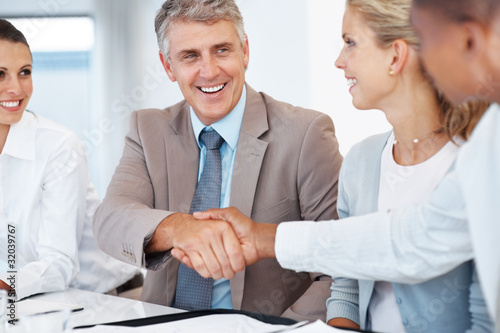 Foto: Two businessmen shaking hands in a meeting Two businessmen shaking hands in a meeting