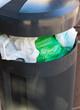 Abfalleimer mit Plastikmüll