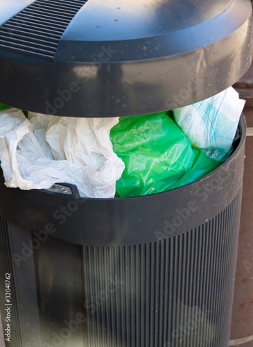Foto: Abfalleimer mit Plastikmüll Abfalleimer mit Plastikmüll