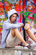 Cool blickender Jugendlicher Mann vor Graffiti