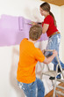 Foto: Junges Paar beim Renovieren und anstreichen Junges Paar beim Renovieren und anstreichen