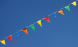 Foto: Fähnchen an der Leine im blauen Himmel Fähnchen an der Leine im blauen Himmel