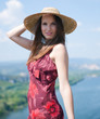 portrait d'une belle femme au chapeau