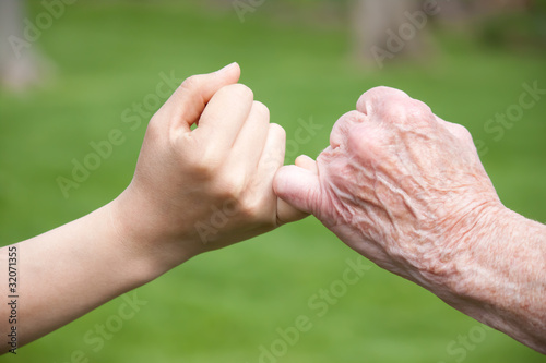 Foto: Senior and Young Hands Promise Senior and Young Hands Promise