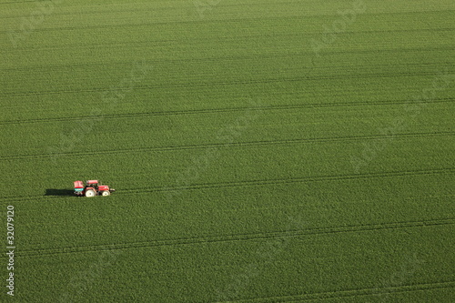 Photo: tracteur dans un champ tracteur dans un champ