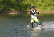 Junger Wasserskifahrer