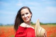 portrait d'une belle femme dans un champs de coquelicots