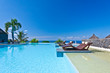 piscine à débordement au bord de l'océan
