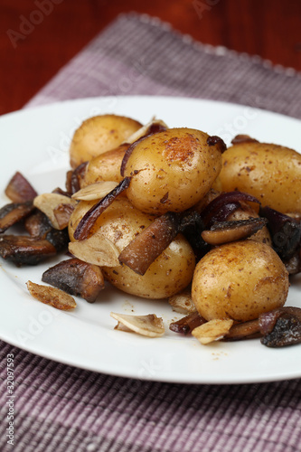 Photo: Roasted potatoes with red onion, garlic and mushrooms Roasted potatoes with red onion, garlic and mushrooms