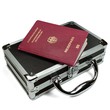 Foto: Reisepass auf Koffer Reisepass auf Koffer