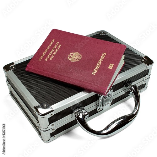 Foto: Reisepass auf Koffer Reisepass auf Koffer