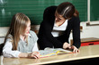Schüler und Lehrer beim Lernen in der Schule