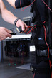 EMS-Training - Anschließen der Elektroden