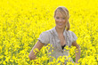 Junge Frau im Rapsfeld