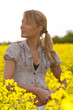 Junge Frau im Rapsfeld