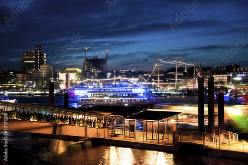 Foto: Hamburger Hafen mit Blick auf Landungsbrücken bei Nacht Hamburger Hafen mit Blick auf Landungsbrücken bei Nacht