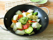 Spargel und anderes Gemüse aus dem Wok