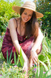 jeune femme qui jardine