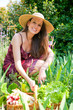 jeune femme qui jardine avec le sourire