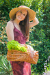 jeune femme souriante qui jardine