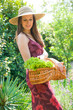 jolie femme dans le jardin au printemps