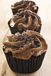 Foto: Lovely fresh chocolate cupcakes - very shallow depth of field Lovely fresh chocolate cupcakes - very shallow depth of field