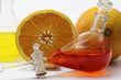 laborkolben mit orangen