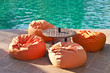 Salon lounge au bord d'une piscine