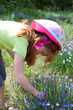 Jeune fille cueillant un petit bouquet