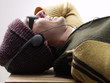 Foto: Joven escuchando música. Joven escuchando música.