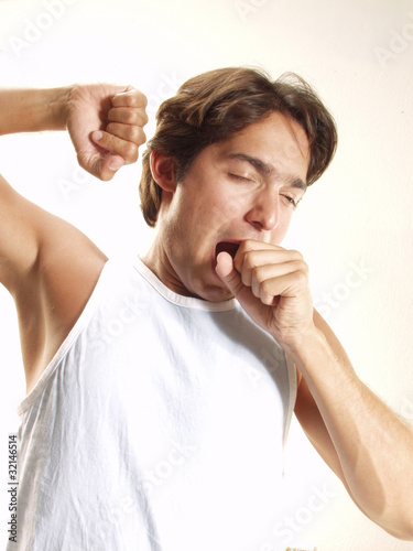 Foto: Joven bostezando. Joven bostezando.